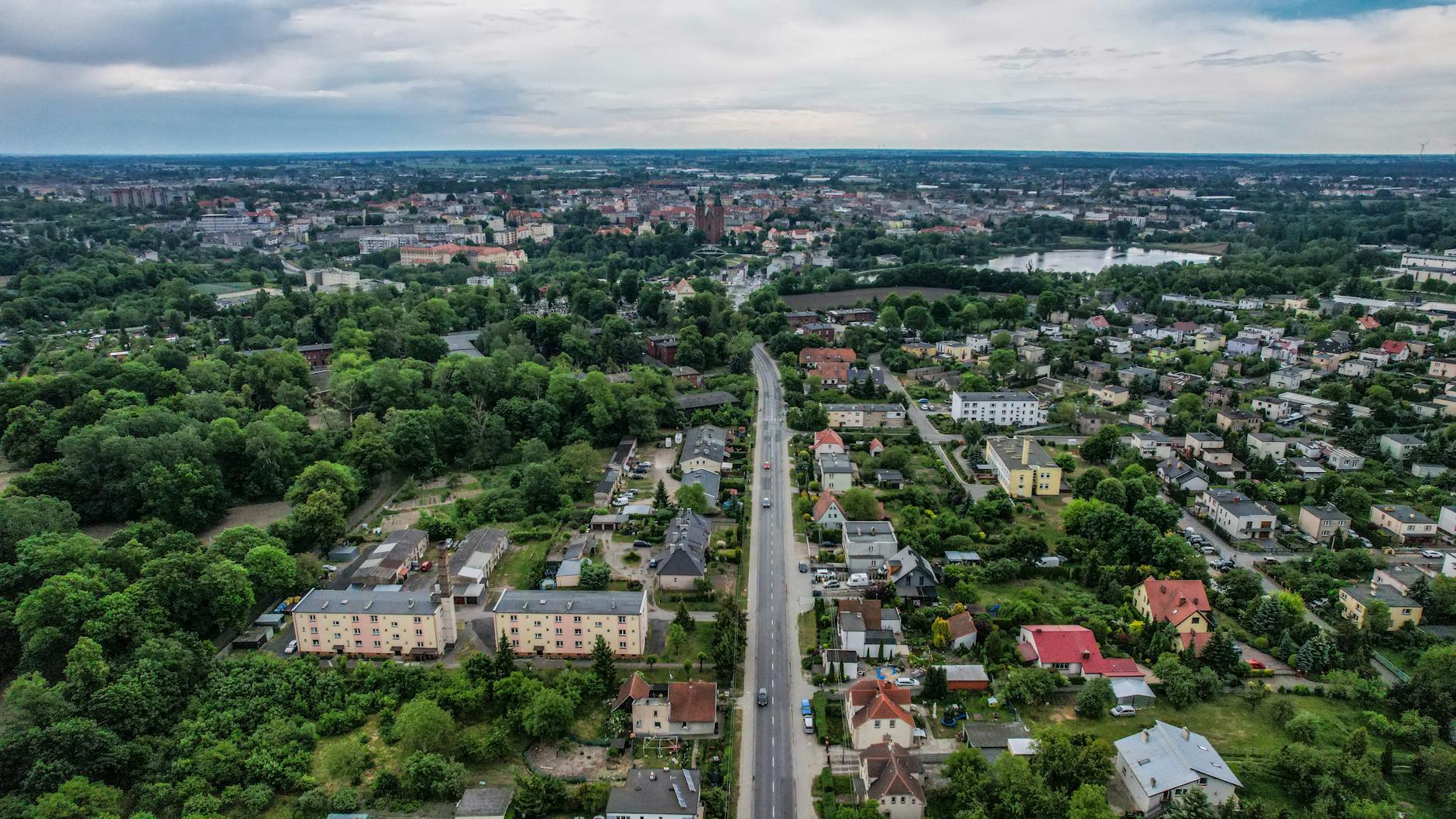 Graficzne przedstawienie danych GUS dla Słupcy, pokazujące wzrost liczby mieszkańców i dochodów