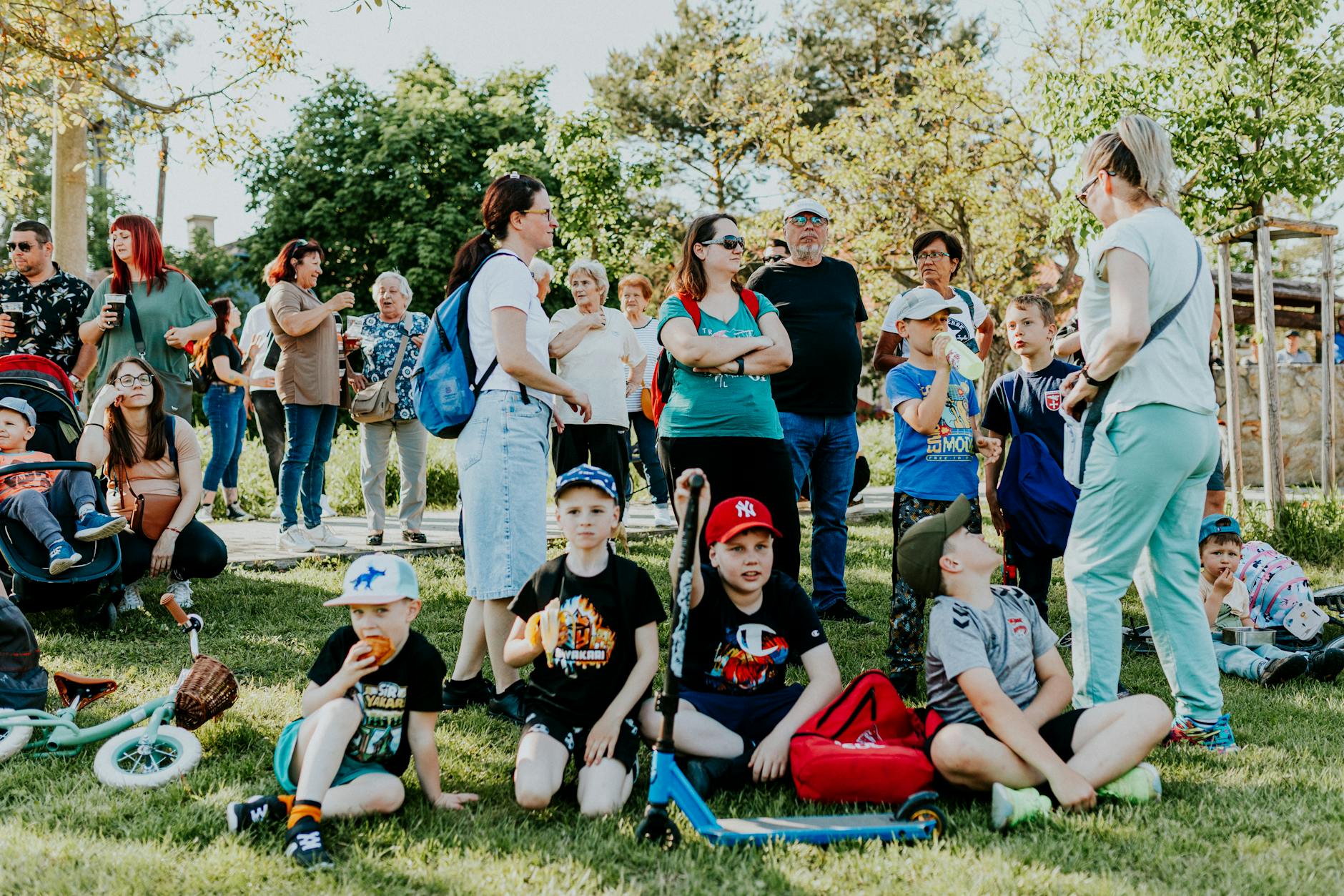 Ilustracja symbolizująca Dzień Ziemi z elementami przyrody i miasta Słupca.